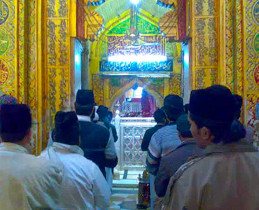 devotees ziarat darshan